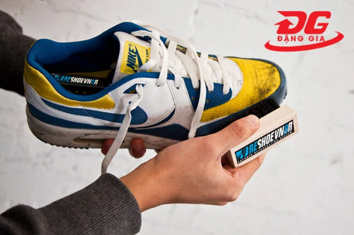 Dùng bàn chải đánh giày loại bỏ sạch bụi bẩn bám trên giày