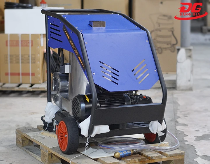 Máy rửa xe hơi nước nóng sử dụng công nghệ gia nhiệt hiện đại