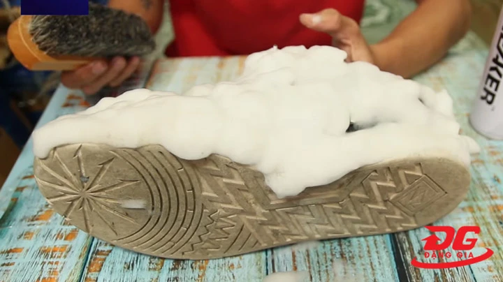 Sử dụng bàn chải đã ngâm qua nước để lau sạch bọt trắng