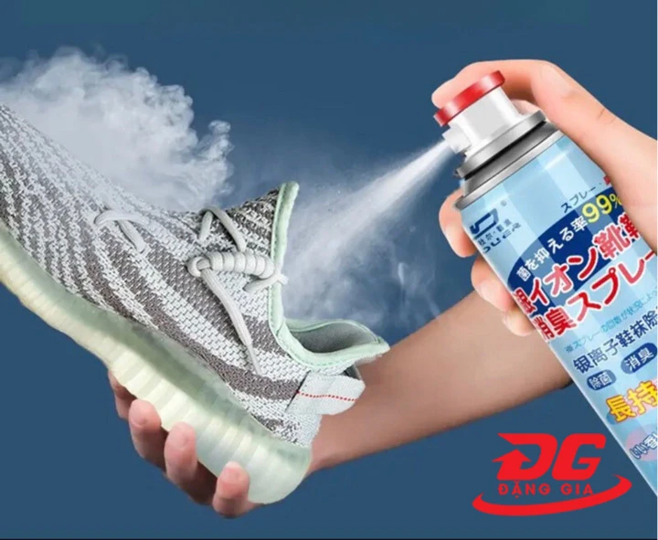 Tùy vào mức độ bẩn mà bạn hãy xịt lượng bọt vừa đủ, tránh lãng phí