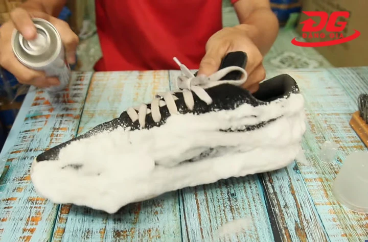 Xịt trực tiếp bọt đánh giày sneaker