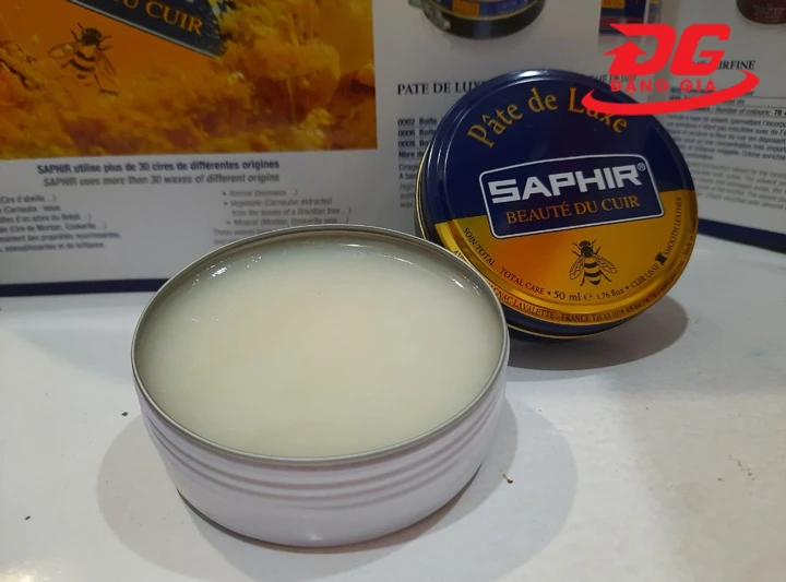 Dùng xi đánh giày trắng để khắc phục các vết mốc đen