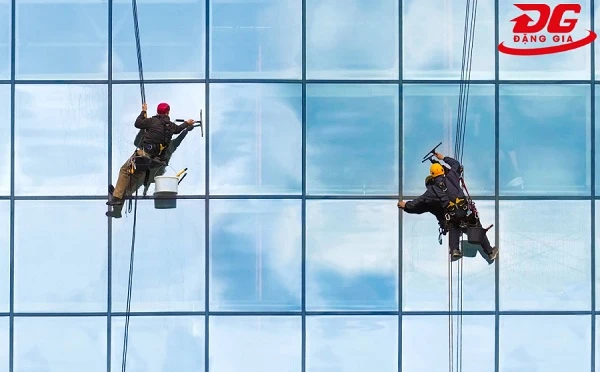 Các toà cao tầng nên lau kính định kỳ khoảng 1 lần/ năm