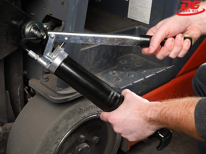 Cách dùng súng bơm mỡ bò bằng tay hiệu quả