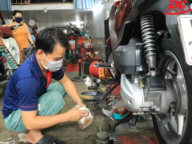 Không thay nhớt xe máy khiến động cơ nhanh nóng, giảm tuổi thọ và tiêu hao nhiều năng lượng