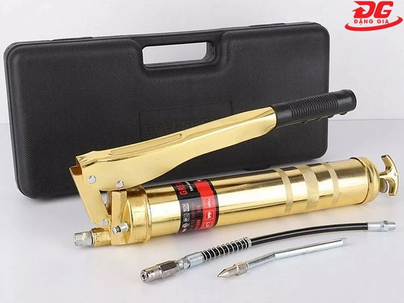 Súng bơm mỡ 2 ty Sinomax có thiết kế mạ vàng sang trọng, dễ vệ sinh