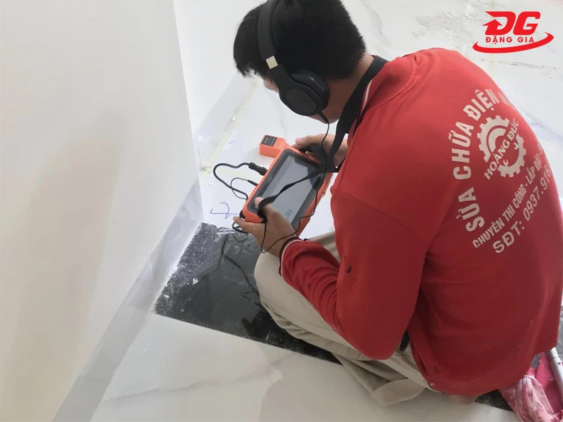 máy dò đường nước bị vỡ âm tường