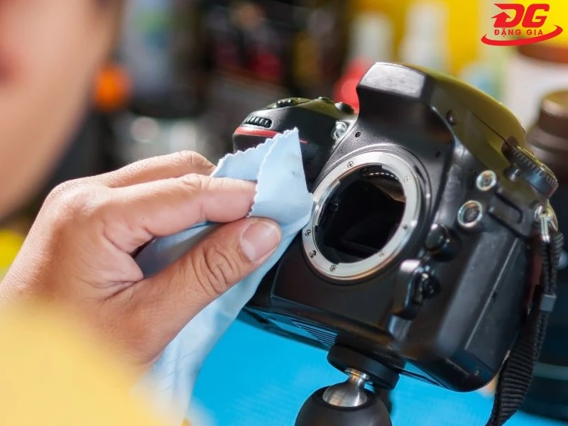 HD Cách vệ sinh máy ảnh và lens tại nhà an toàn, hiệu quả
