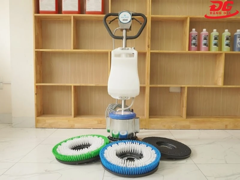 Máy chà mặt sàn trong vệ sinh công nghiệp