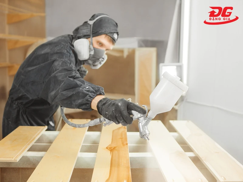 Cách cầm bình phun sơn sử dụng khí nén