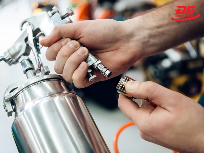 Lắp ráp các bộ phận của bình phun sơn