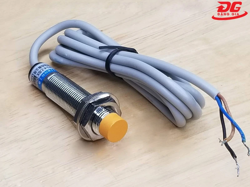 Cảm biến kim loại là gì? Nguyên lý, Phân loại & Ứng dụng