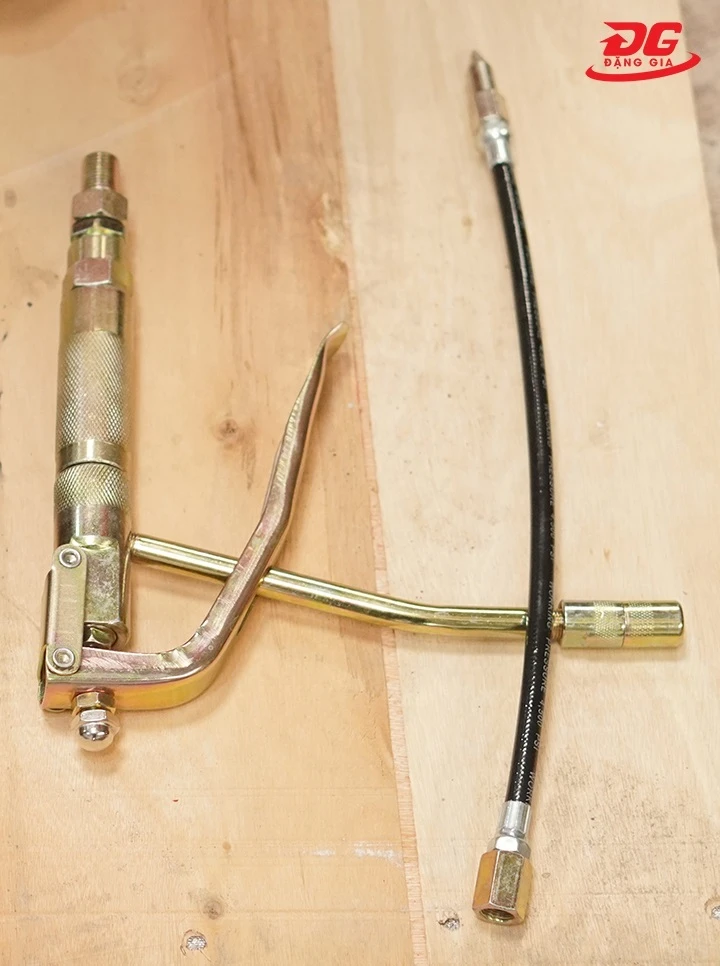 Vòi bơm mỡ gắn với súng bơm mỡ