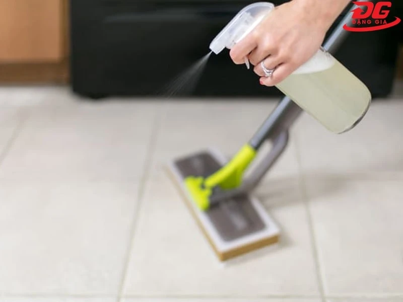 Giấm trắng là nguyên liệu quen thuộc để làm sạch các vết ố vàng