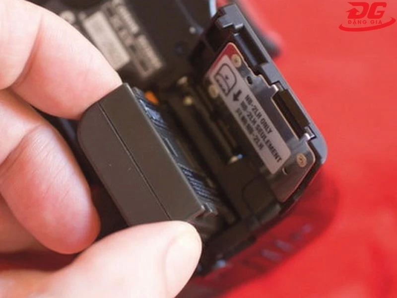 Nên tháo pin máy ảnh khi không sử dụng quá lâu để tránh một số rủi ro