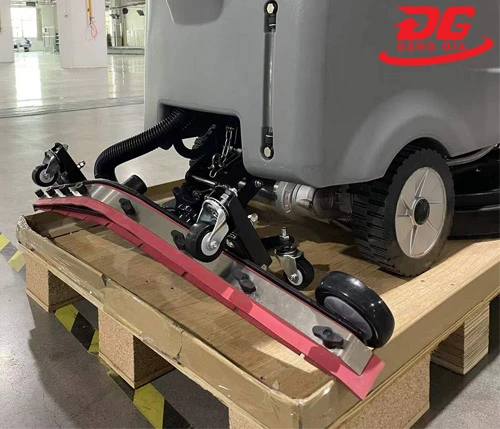 Máy chà sàn liên hợp ngồi lái Kumisai KMS 60B 6