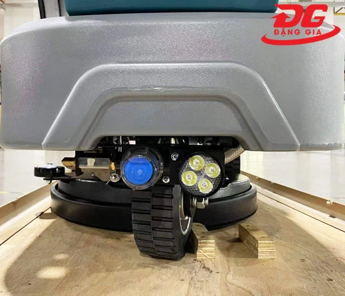 Máy chà sàn liên hợp ngồi lái Kumisai KMS 60B 4