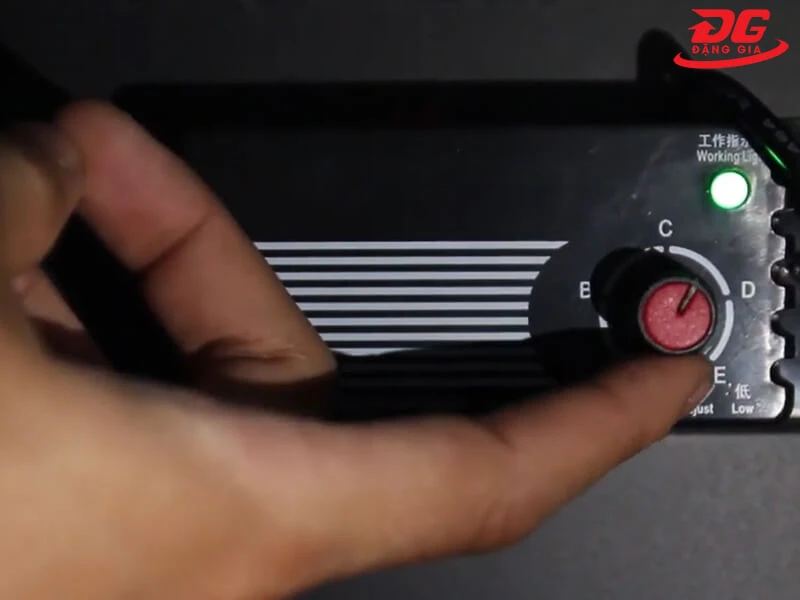 Sử dụng núm xoay trong tủ để điều chỉnh các mức ẩm phù hợp