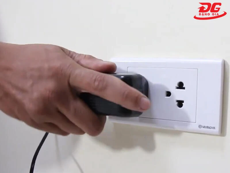 Kết nối với nguồn điện thích hợp