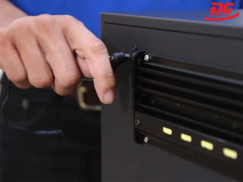 Cắm dây nguồn vào tủ