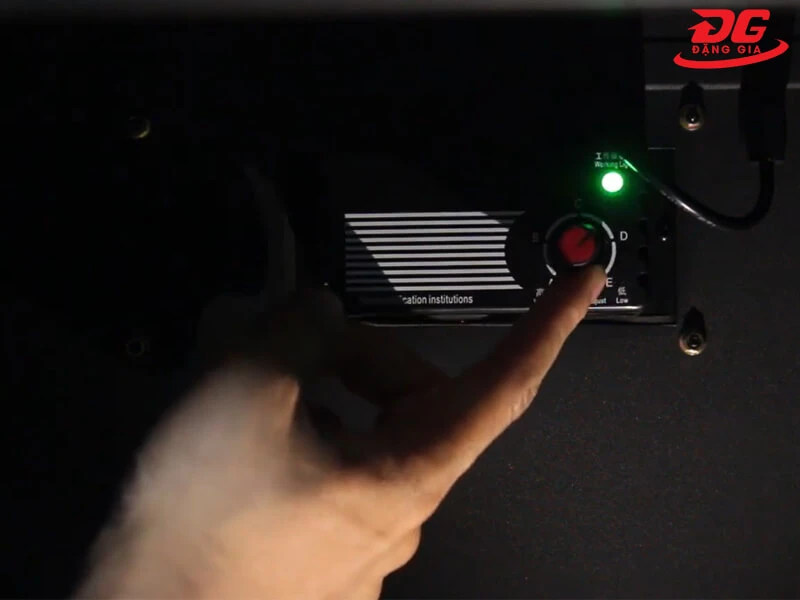 Sử dụng núm xoay bên trong tủ để cài đặt mức ẩm theo nhu cầu Cụ thể: