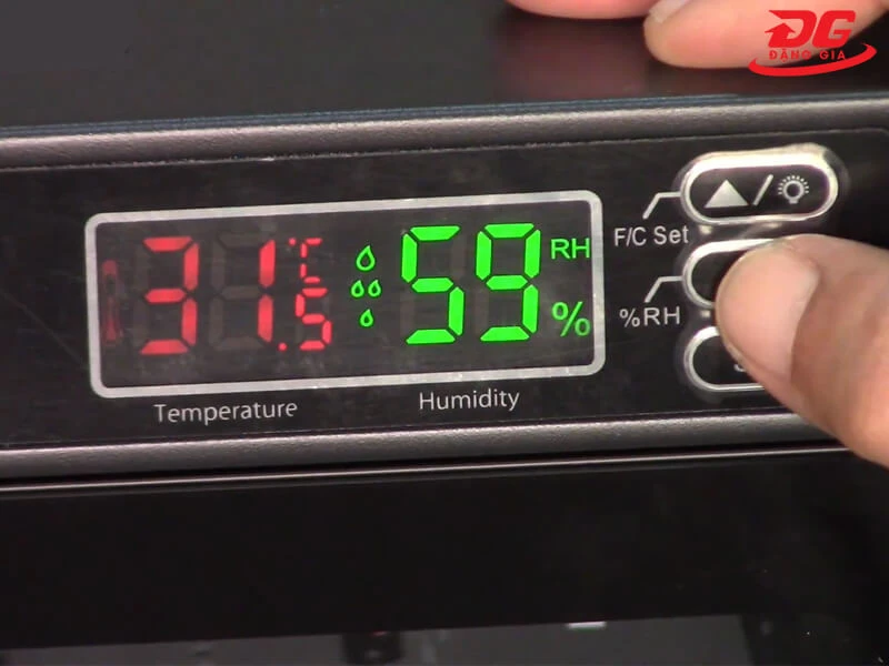 Sử dụng các nút bấm ▲/▼ để có thể thực hiện tăng/giảm độ ẩm theo nhu cầu