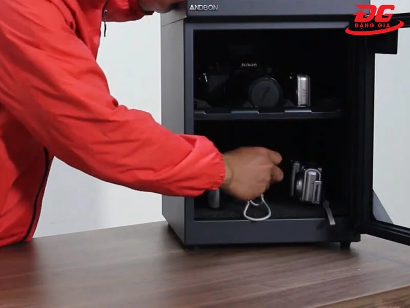 Sắp xếp các vật dụng một cách gọn gàng và ngăn nắp vào trong tủ