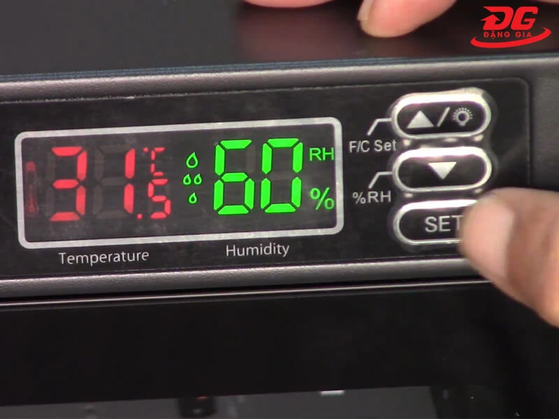 Sử dụng nút “SET” để tiến hành cài đặt độ ẩm cho tủ
