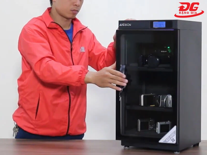 Đóng kín cửa và khóa lại để tủ bắt đầu thực hiện công việc hút ẩm