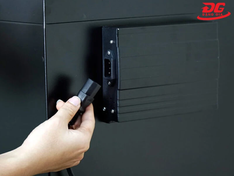 Kết nối tủ hút ẩm Andbon vào nguồn điện phù hợp