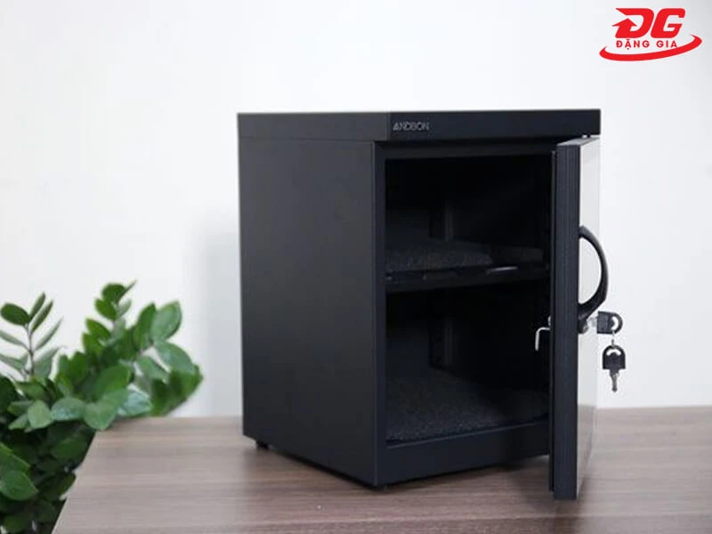 Lắp đặt tủ ở vị trí thoáng mát, sạch sẽ; tránh nguồn nhiệt trực tiếp