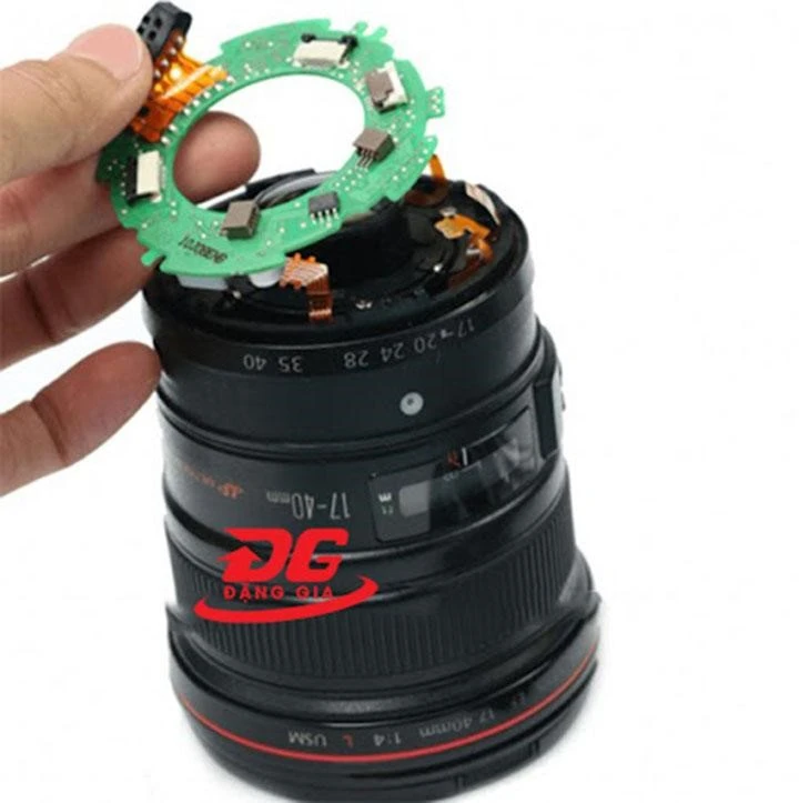 Khi bị vỡ kính lens máy ảnh bạn hãy rút thẻ nhớ và tháo pin