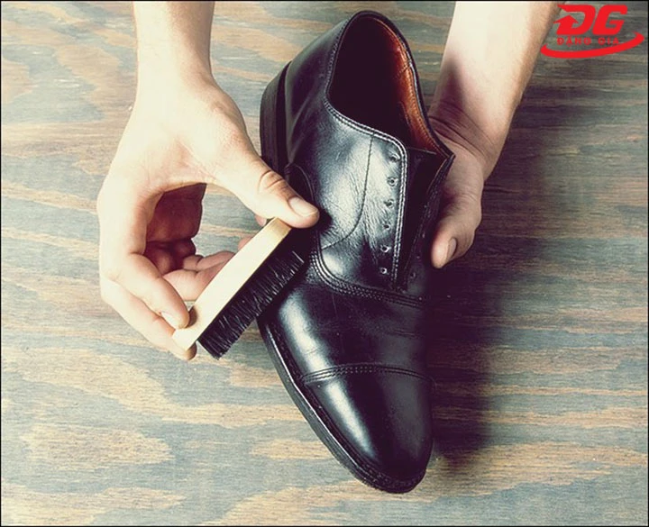 cách đánh giày da sáng bóng