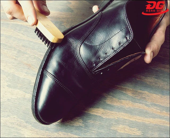 dùng bàn chải đánh đều xi