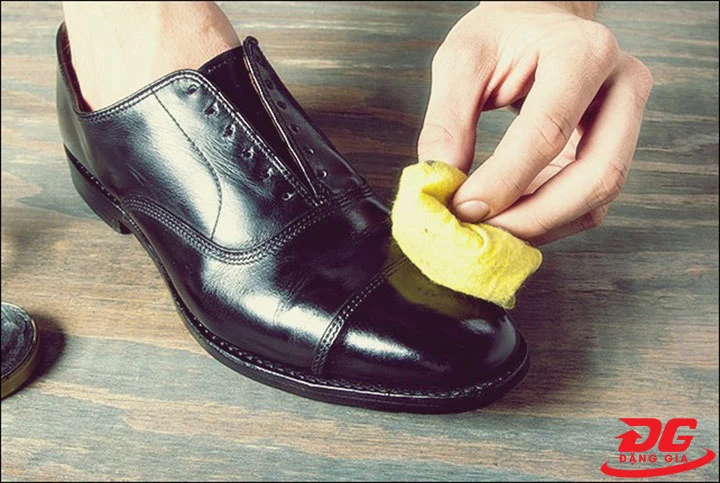 dùng khăn sạch mềm để tạo bóng