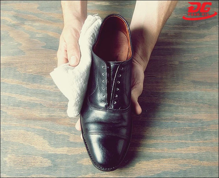 dùng khăn lau lau lại lần nữa