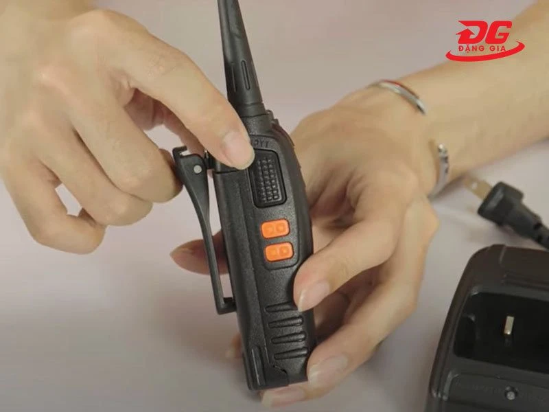 Nhấn nút PTT để đàm thoại