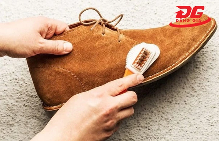Vệ sinh giày da lộn bằng bàn chải mềm là phương pháp phổ biến nhất