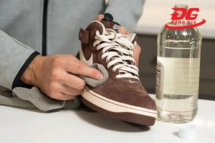 Cồn có khả năng vệ sinh giày da lộn rất tốt