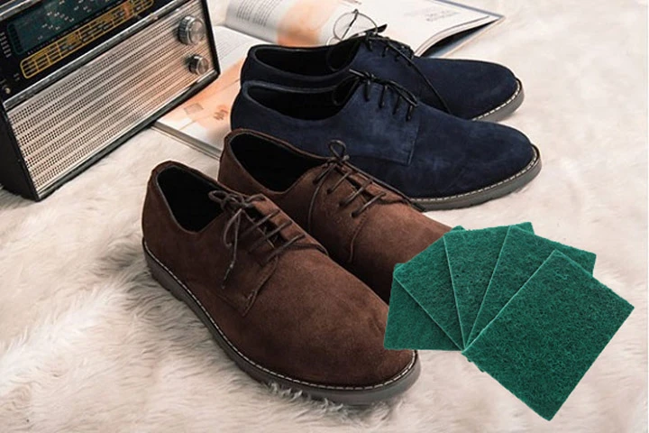 Nên chọn những miếng cọ có độ cứng vừa phải để không làm hỏng da