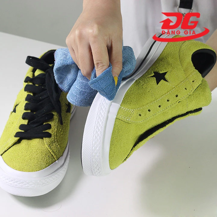 Dùng khăn lau qua giày da lộn Sneaker