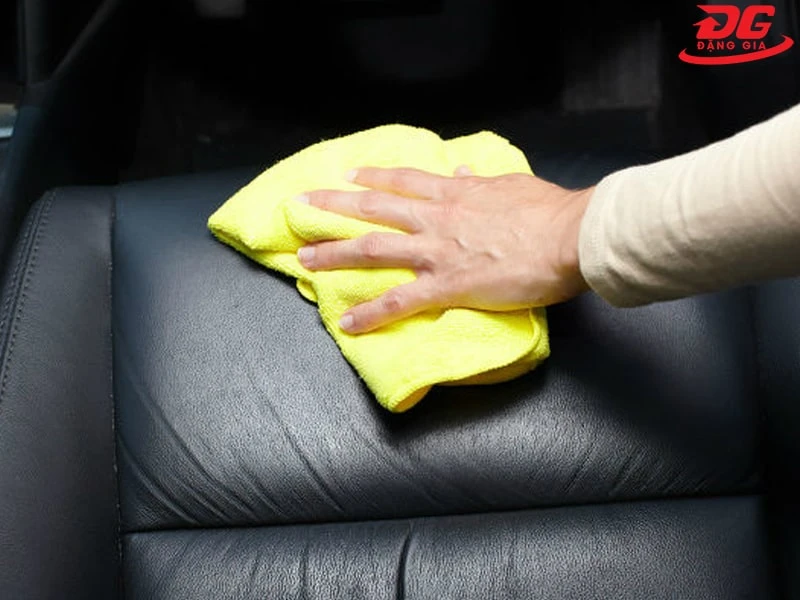 Vệ sinh ghế văn phòng bằng da