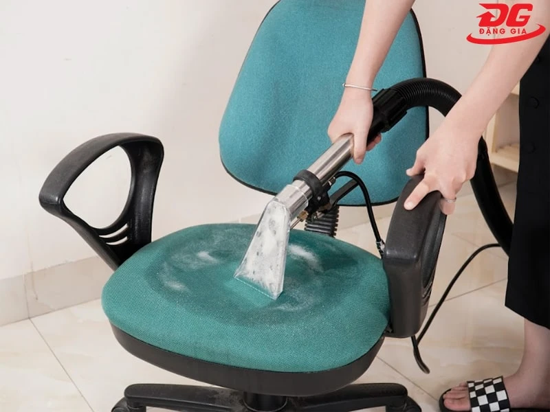 vệ sinh ghế nỉ xoay văn phòng