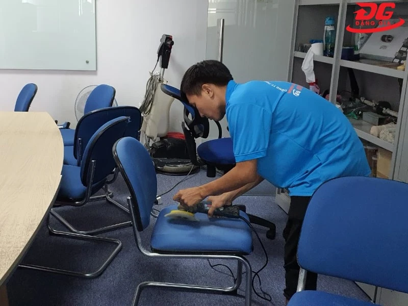tự vệ sinh ghế văn phòng