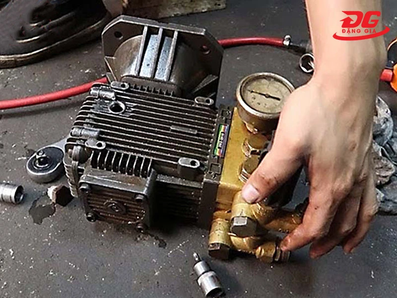 Kiểm tra kỹ đầu bơm, không nên mua loại quá cũ