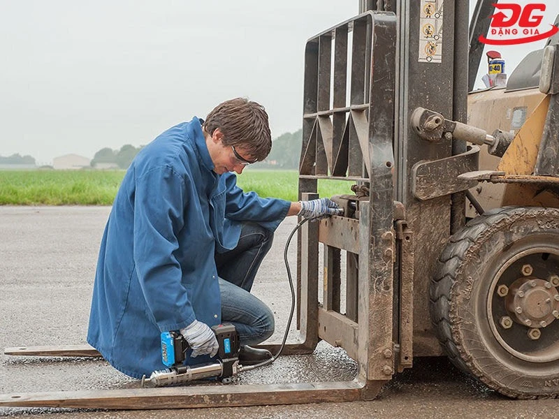 Cây bơm mỡ bò dùng pin SKF TLGB 20