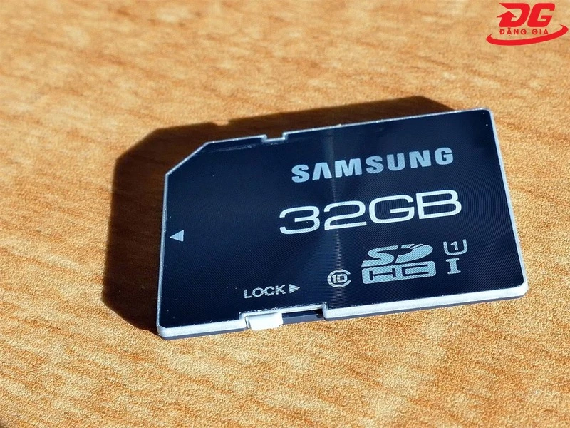 Kiểm tra lại xem thẻ nhớ có bị khóa công tắc hay không