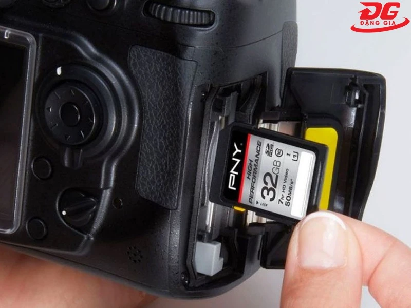 Kiểm tra và vệ sinh bụi bẩn bám trên thẻ nhớ