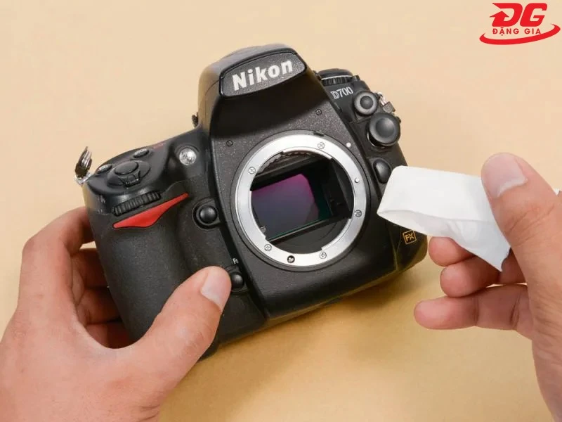 Vệ sinh máy ảnh định kỳ để đảm bảo máy luôn vận hành ổn định