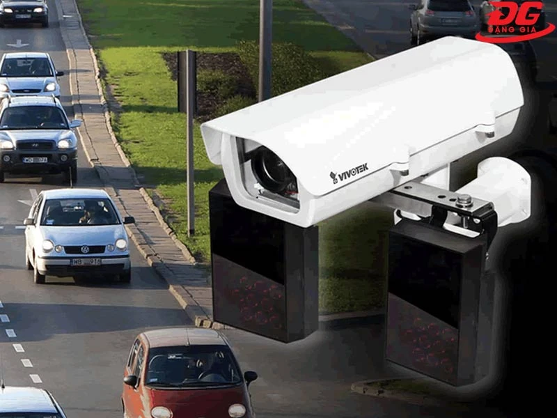 Camera an ninh kiểm soát xe ra vào